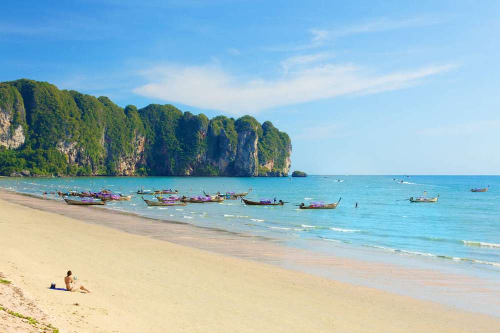 Plage d'AO Nang avec du sable blanc fin et de l'eau bleue fraîche